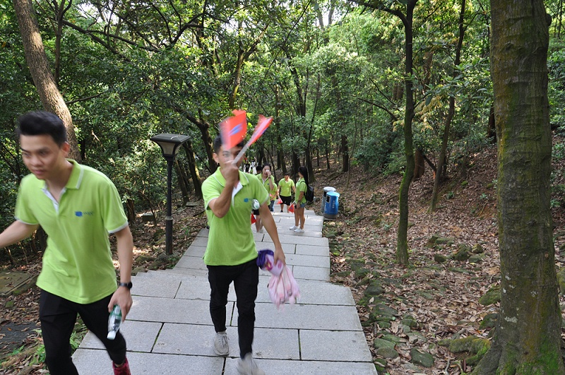 中億睿團(tuán)建活動(dòng)-小伙伴們登山中...